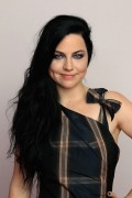 Эми Ли (Amy Lee)  Portraits during the MTV Europe Music Awards, 06.11.2011 (2xHQ) 01d3ed521598830