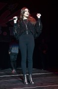 Хейли Стайнфелд (Hailee Steinfeld) Performs at the Kiss 95.1 Kissmas Concert in Charlotte, show,13.12.2016 - 11xHQ 7a98b7521593324