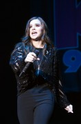 Хейли Стайнфелд (Hailee Steinfeld) Performs at the Kiss 95.1 Kissmas Concert in Charlotte, show,13.12.2016 - 11xHQ Deb88a521593250