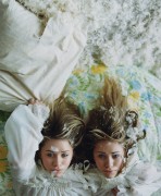 Мэри-Кейт Олсен и Эшли Олсен (Ashley, Mary-Kate Olsen) Peggy Sirota Photoshoot 2002 for GQ (8xHQ) 1513b7523377715