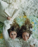 Мэри-Кейт Олсен и Эшли Олсен (Ashley, Mary-Kate Olsen) Peggy Sirota Photoshoot 2002 for GQ (8xHQ) 6b183e523377710