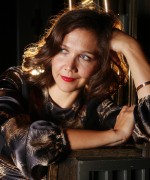 Мэгги Джилленхол (Maggie Gyllenhaal) TIFF portrait session in Toronto, 2011 - 14xHQ F144ea523381640