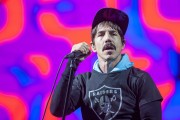 The Red Hot Chili Peppers - Perfoms on stage at T in The Park Festival in Strathallan Castle, Scotland, July 10 2016 (34xHQ) 69fce4523509256