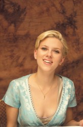 Скарлетт Йоханссон (Scarlett Johansson) at the Hollywood Foreign Press Association press conference portraits by Yoram Kahana for the movie "Girl With A Pearl Earring" held in Los Angeles, CA on November 12, 2003 (30xHQ) 235b8a523819085
