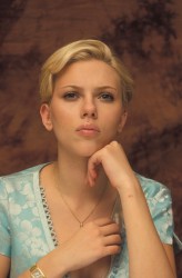 Скарлетт Йоханссон (Scarlett Johansson) at the Hollywood Foreign Press Association press conference portraits by Yoram Kahana for the movie "Girl With A Pearl Earring" held in Los Angeles, CA on November 12, 2003 (30xHQ) 583e27523819095