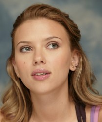 Скарлетт Йоханссон (Scarlett Johansson) Scoop press conference (New York, 09.07.2006) 85e922523812669