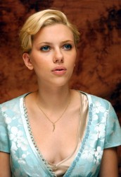 Скарлетт Йоханссон (Scarlett Johansson) at the Hollywood Foreign Press Association press conference portraits by Yoram Kahana for the movie "Girl With A Pearl Earring" held in Los Angeles, CA on November 12, 2003 (30xHQ) 0704e5523822344