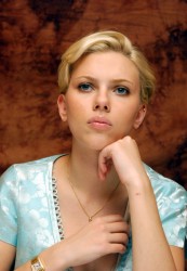 Скарлетт Йоханссон (Scarlett Johansson) at the Hollywood Foreign Press Association press conference portraits by Yoram Kahana for the movie "Girl With A Pearl Earring" held in Los Angeles, CA on November 12, 2003 (30xHQ) 2f67aa523822348