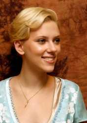 Скарлетт Йоханссон (Scarlett Johansson) at the Hollywood Foreign Press Association press conference portraits by Yoram Kahana for the movie "Girl With A Pearl Earring" held in Los Angeles, CA on November 12, 2003 (30xHQ) B6abd6523822362