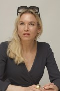 Рене Зеллвегер (Renée Zellweger) My One and Only press conference portraits by Munawar Hosain (Beverly Hills, September 24, 2009) - 40xHQ 12cc02524080839