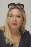 Рене Зеллвегер (Renée Zellweger) My One and Only press conference portraits by Munawar Hosain (Beverly Hills, September 24, 2009) - 40xHQ 1894c6524080676