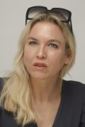 Рене Зеллвегер (Renée Zellweger) My One and Only press conference portraits by Munawar Hosain (Beverly Hills, September 24, 2009) - 40xHQ E4860c524080583