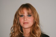 Дженнифер Лоуренс (Jennifer Lawrence) The Hunger Games press conference portraits by Vera Anderson (01.03.12) - 129xHQ 000678524166448