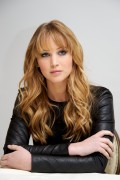 Дженнифер Лоуренс (Jennifer Lawrence) The Hunger Games press conference portraits by Vera Anderson (01.03.12) - 129xHQ 478ec6524165336
