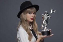 Тейлор Свифт (Taylor Swift) 2012 MTV Video Music Awards Portraits - 2xHQ C5e0c1525329525