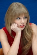 Тейлор Свифт (Taylor Swift) Dr. Zeuss' The Lorax Press Conference (07.02.2012) 734d50525332959
