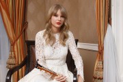 Тейлор Свифт (Taylor Swift) One Chance Press Conference (Four Seasons Hotel, Beverly Hills, 11.21.2013) 052c53525344774
