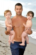 Рики Мартин (Ricky Martin) фото с его детьми близнецами на пляже в Майами (18.08.09) - 2xHQ 373869525374038