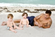 Рики Мартин (Ricky Martin) фото с его детьми близнецами на пляже в Майами (18.08.09) - 2xHQ F5e5fc525374052