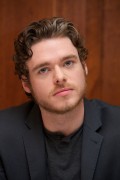 Ричард Мэдден (Richard Madden) Game of Thrones Press Conference,14.05.12 (5xHQ) 1233b0525595031