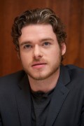 Ричард Мэдден (Richard Madden) Game of Thrones Press Conference,14.05.12 (5xHQ) 2c765f525595015