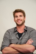 Лиам Хемсворт (Liam Hemsworth) The Hunger Games Press Conference (2012) (15xHQ) 12d45b525616321
