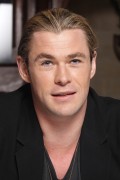 Крис Хемсворт (Chris Hemsworth) Snow White And The Huntsman press conference (West Suffex, May 13, 2012) 46be71525617971
