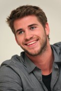 Лиам Хемсворт (Liam Hemsworth) The Hunger Games Press Conference (2012) (15xHQ) Acfe0d525616284