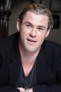 Крис Хемсворт (Chris Hemsworth) Snow White And The Huntsman press conference (West Suffex, May 13, 2012) B24c14525618022