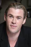 Крис Хемсворт (Chris Hemsworth) Snow White And The Huntsman press conference (West Suffex, May 13, 2012) C9f710525618004