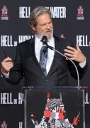 Джефф Бриджес (Jeff Bridges) Attends his own hand and footprints ceremony at TCL Chinese Theater in Los Angeles, 06.01.2017 (189xHQ) 15b052525979272