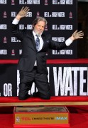 Джефф Бриджес (Jeff Bridges) Attends his own hand and footprints ceremony at TCL Chinese Theater in Los Angeles, 06.01.2017 (189xHQ) 1817ef525979216