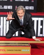 Джефф Бриджес (Jeff Bridges) Attends his own hand and footprints ceremony at TCL Chinese Theater in Los Angeles, 06.01.2017 (189xHQ) 2e0578525979073