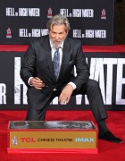 Джефф Бриджес (Jeff Bridges) Attends his own hand and footprints ceremony at TCL Chinese Theater in Los Angeles, 06.01.2017 (189xHQ) 34dfda525979476