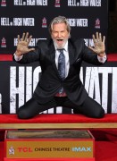Джефф Бриджес (Jeff Bridges) Attends his own hand and footprints ceremony at TCL Chinese Theater in Los Angeles, 06.01.2017 (189xHQ) 454894525979190