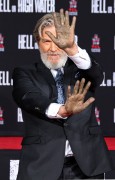 Джефф Бриджес (Jeff Bridges) Attends his own hand and footprints ceremony at TCL Chinese Theater in Los Angeles, 06.01.2017 (189xHQ) 4e43d0525979249