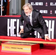 Джефф Бриджес (Jeff Bridges) Attends his own hand and footprints ceremony at TCL Chinese Theater in Los Angeles, 06.01.2017 (189xHQ) 687065525979156