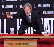 Джефф Бриджес (Jeff Bridges) Attends his own hand and footprints ceremony at TCL Chinese Theater in Los Angeles, 06.01.2017 (189xHQ) 7818cb525979958