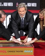 Джефф Бриджес (Jeff Bridges) Attends his own hand and footprints ceremony at TCL Chinese Theater in Los Angeles, 06.01.2017 (189xHQ) 87b8cb525979361
