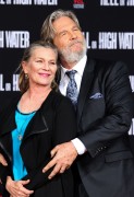 Джефф Бриджес (Jeff Bridges) Attends his own hand and footprints ceremony at TCL Chinese Theater in Los Angeles, 06.01.2017 (189xHQ) 9c3ba3525979673