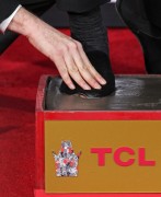 Джефф Бриджес (Jeff Bridges) Attends his own hand and footprints ceremony at TCL Chinese Theater in Los Angeles, 06.01.2017 (189xHQ) E6587b525979386