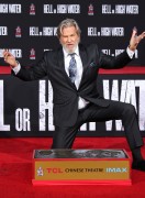 Джефф Бриджес (Jeff Bridges) Attends his own hand and footprints ceremony at TCL Chinese Theater in Los Angeles, 06.01.2017 (189xHQ) E971b1525979442