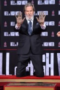 Джефф Бриджес (Jeff Bridges) Attends his own hand and footprints ceremony at TCL Chinese Theater in Los Angeles, 06.01.2017 (189xHQ) 10944e525980345