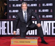 Джефф Бриджес (Jeff Bridges) Attends his own hand and footprints ceremony at TCL Chinese Theater in Los Angeles, 06.01.2017 (189xHQ) 212d8c525980973