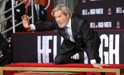Джефф Бриджес (Jeff Bridges) Attends his own hand and footprints ceremony at TCL Chinese Theater in Los Angeles, 06.01.2017 (189xHQ) 27a7ab525982221