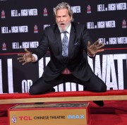 Джефф Бриджес (Jeff Bridges) Attends his own hand and footprints ceremony at TCL Chinese Theater in Los Angeles, 06.01.2017 (189xHQ) 2860e9525980140