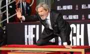 Джефф Бриджес (Jeff Bridges) Attends his own hand and footprints ceremony at TCL Chinese Theater in Los Angeles, 06.01.2017 (189xHQ) 2ba649525982343