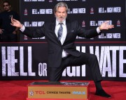 Джефф Бриджес (Jeff Bridges) Attends his own hand and footprints ceremony at TCL Chinese Theater in Los Angeles, 06.01.2017 (189xHQ) 36146a525980495