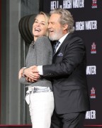 Джефф Бриджес (Jeff Bridges) Attends his own hand and footprints ceremony at TCL Chinese Theater in Los Angeles, 06.01.2017 (189xHQ) 3796b9525981553