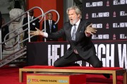 Джефф Бриджес (Jeff Bridges) Attends his own hand and footprints ceremony at TCL Chinese Theater in Los Angeles, 06.01.2017 (189xHQ) 38a218525982183